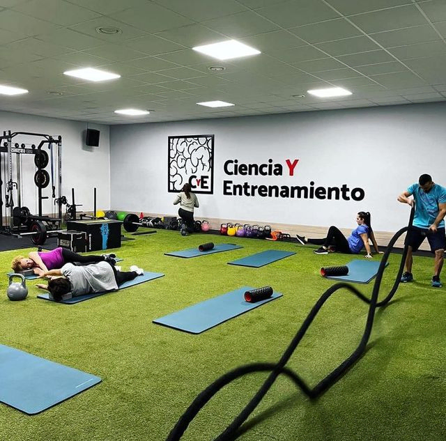 Clase grupal de gimnasio